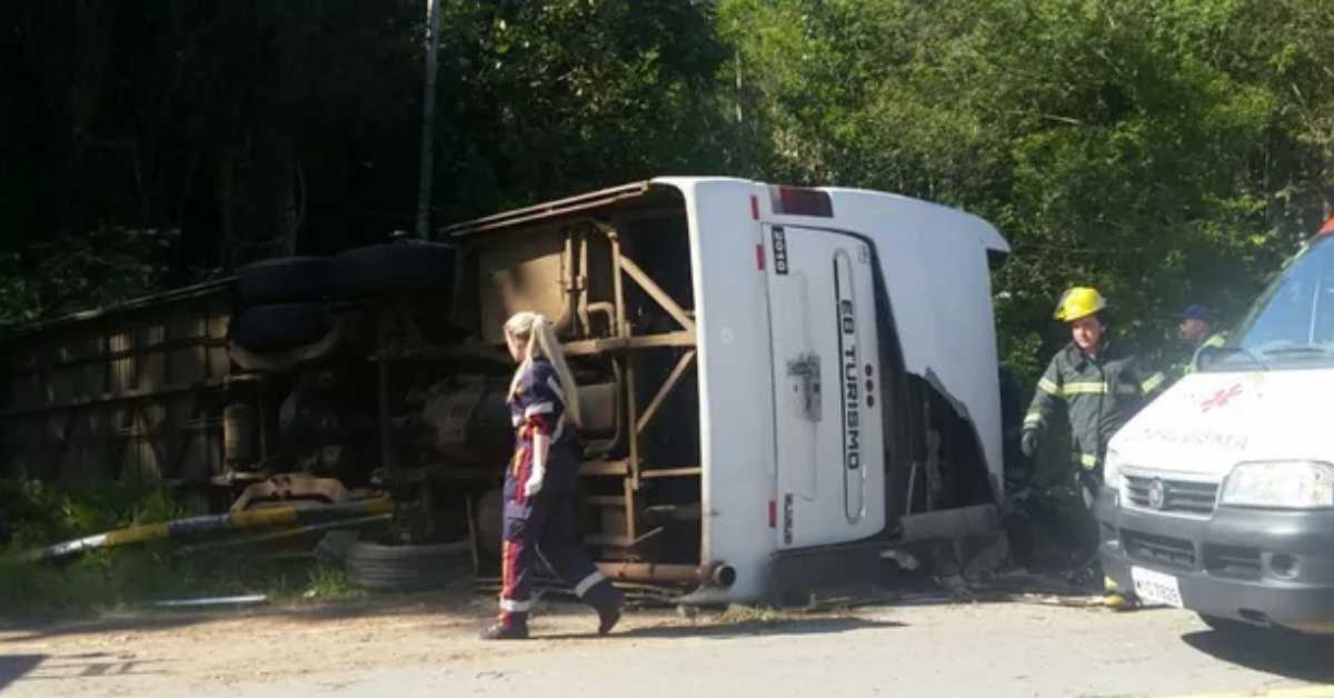 Ônibus de banda G10 tomba na BR-282 e deixa 2 mortos em SC